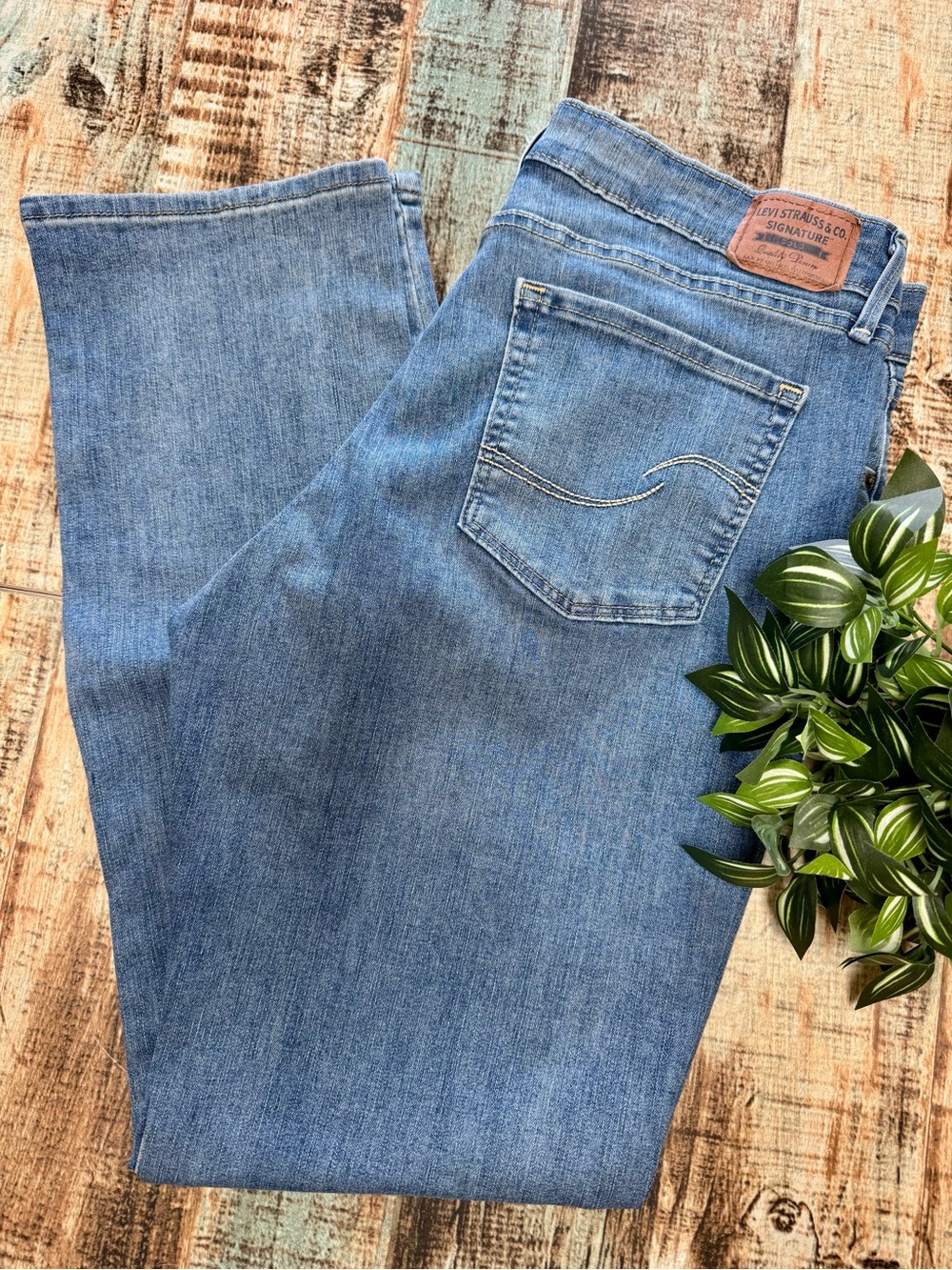 Women’s “LEVI Strauss & Co.” Straight Leg Jeans | #T77